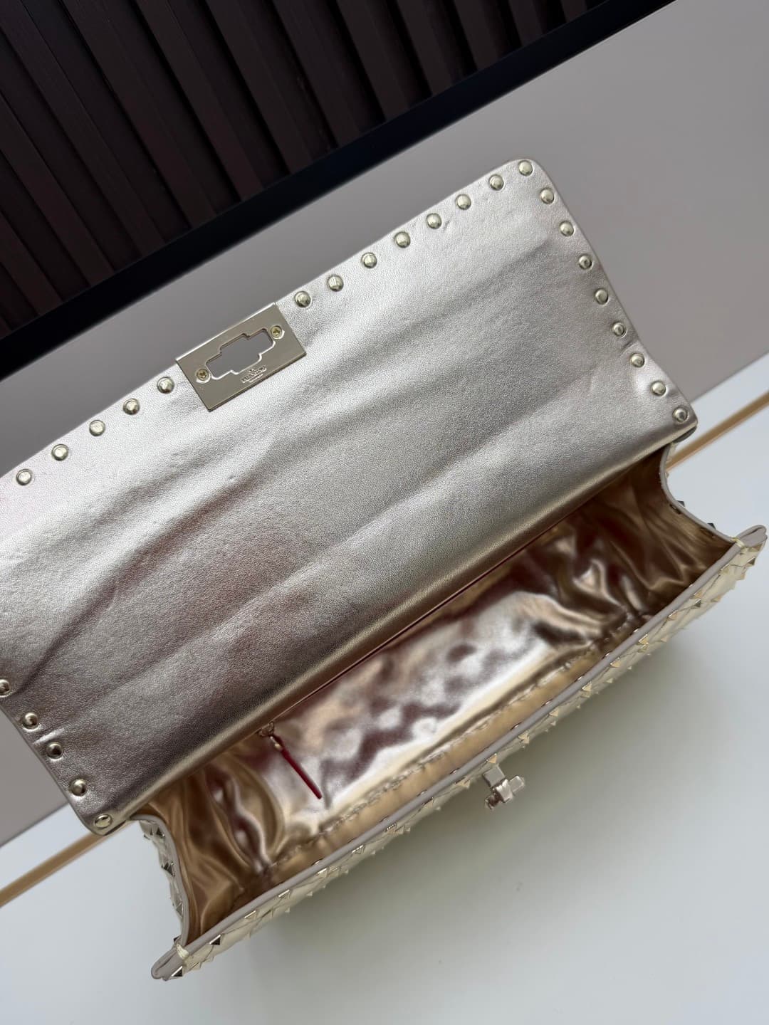 C7737 Large 0128#Valentino Valentino 🆕🆕 women’s handbag, GARAVANI ROCKSTUD SPIKE 😈🤘🏻 The bag is made of soft 🇦🇷羊 skin 😎 with intricate lattice embroidery and miniature rivets 🛠️. The interior is covered with羊 skin 👩🏻♀️. It comes with detachable handles ☃️ — image 7