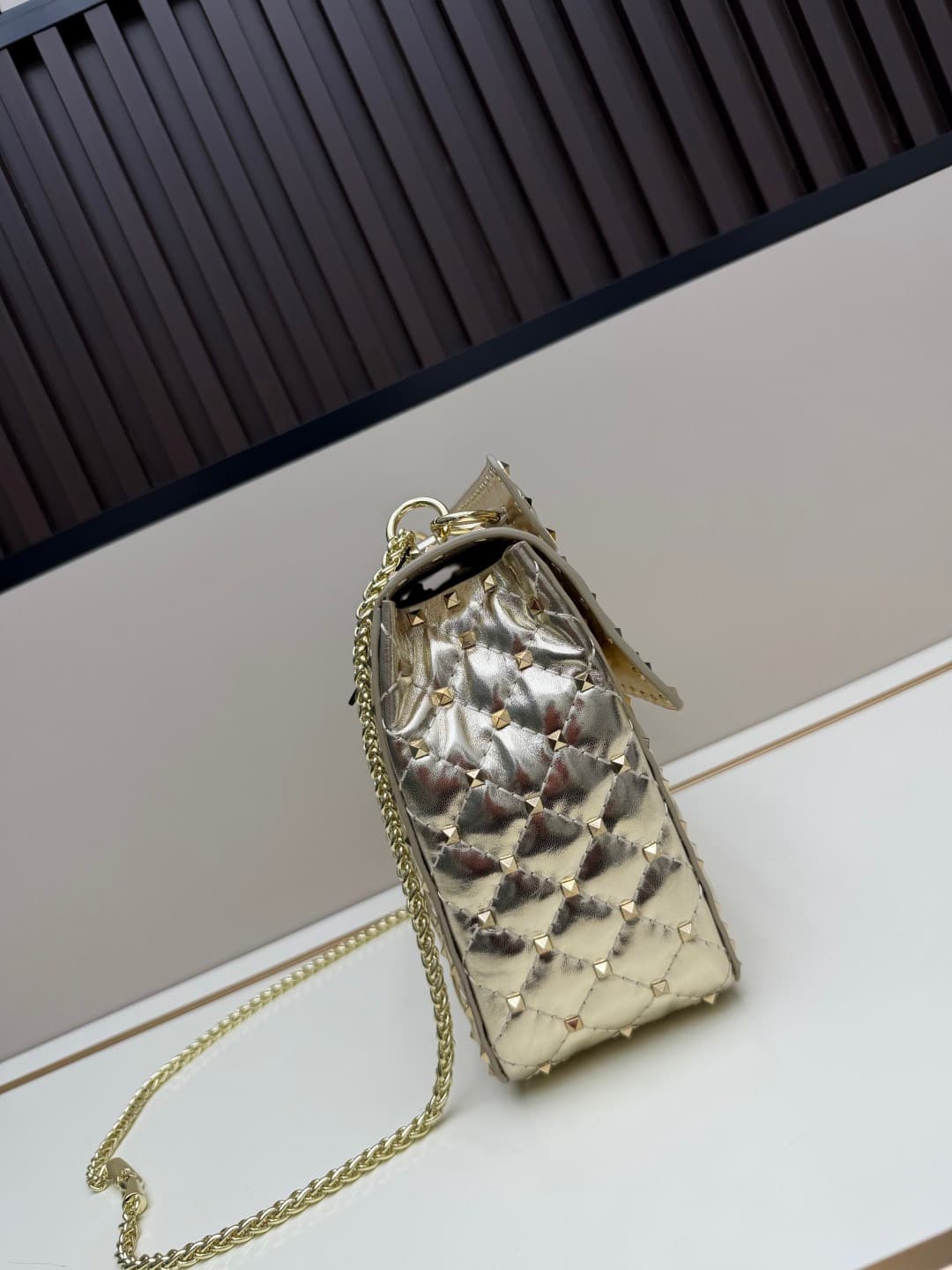 C7737 Large 0128#Valentino Valentino 🆕🆕 women’s handbag, GARAVANI ROCKSTUD SPIKE 😈🤘🏻 The bag is made of soft 🇦🇷羊 skin 😎 with intricate lattice embroidery and miniature rivets 🛠️. The interior is covered with羊 skin 👩🏻♀️. It comes with detachable handles ☃️ — image 2