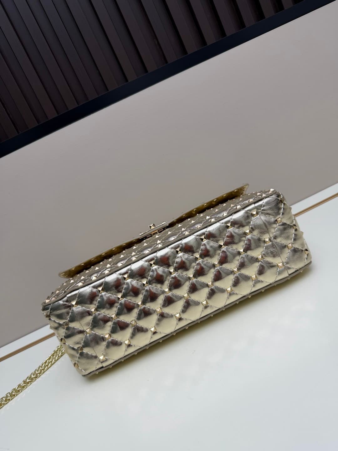 C7737 Large 0128#Valentino Valentino 🆕🆕 women’s handbag, GARAVANI ROCKSTUD SPIKE 😈🤘🏻 The bag is made of soft 🇦🇷羊 skin 😎 with intricate lattice embroidery and miniature rivets 🛠️. The interior is covered with羊 skin 👩🏻♀️. It comes with detachable handles ☃️ — image 5