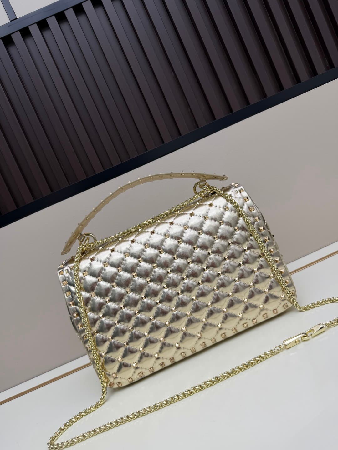 C7737 Large 0128#Valentino Valentino 🆕🆕 women’s handbag, GARAVANI ROCKSTUD SPIKE 😈🤘🏻 The bag is made of soft 🇦🇷羊 skin 😎 with intricate lattice embroidery and miniature rivets 🛠️. The interior is covered with羊 skin 👩🏻♀️. It comes with detachable handles ☃️ — image 3