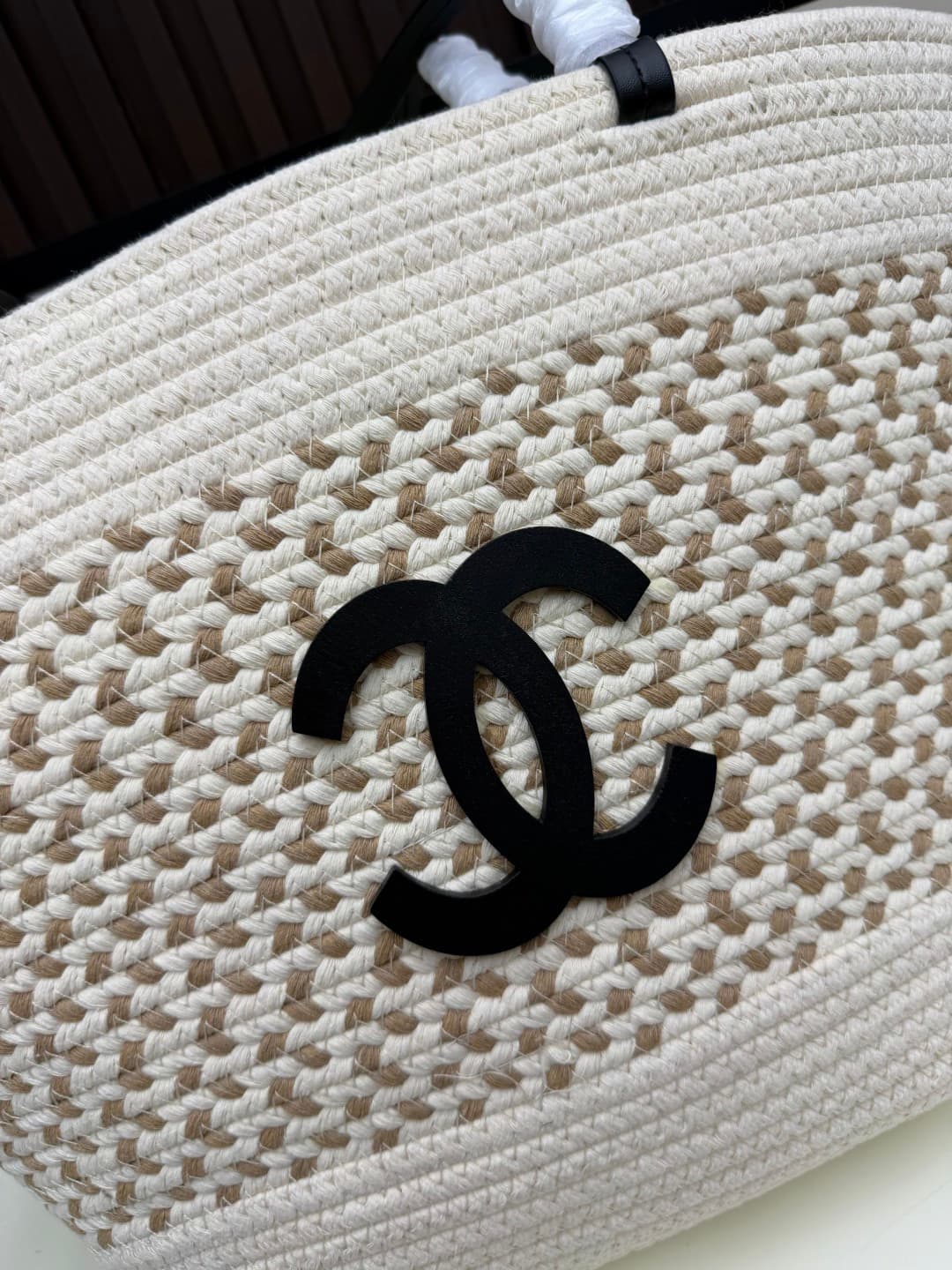 C677 New model 💰 Chanel straw tote bag – it combines the tenderness and elegance of summer. — image 4