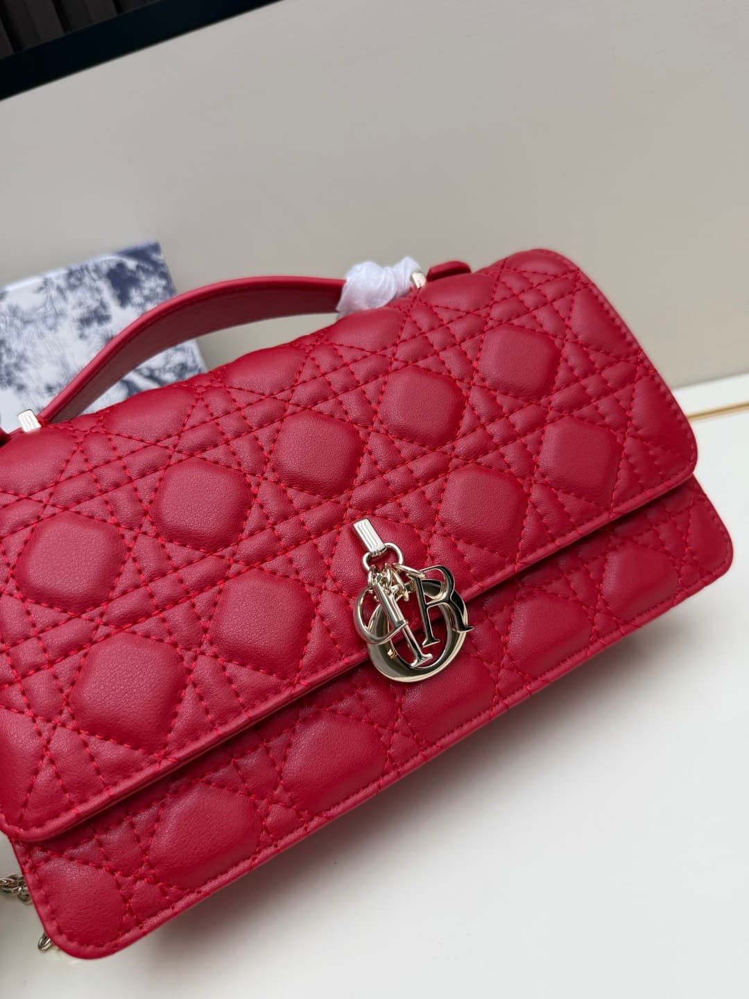 C1870 New large-sized💰 with leather box – French-style romance for summer🆕 Dior Lady handbag🌹|||Isn’t everyone aware of the Dior Lady? — image 4
