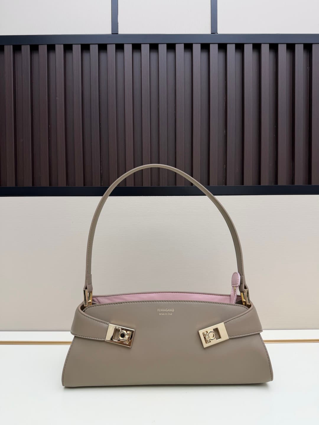 C36162 New Ferragamo model | 26SS – New horizontal-handle Hug shoulder bag | An elegant accessory that carries grace on the shoulders 👜 — image 4
