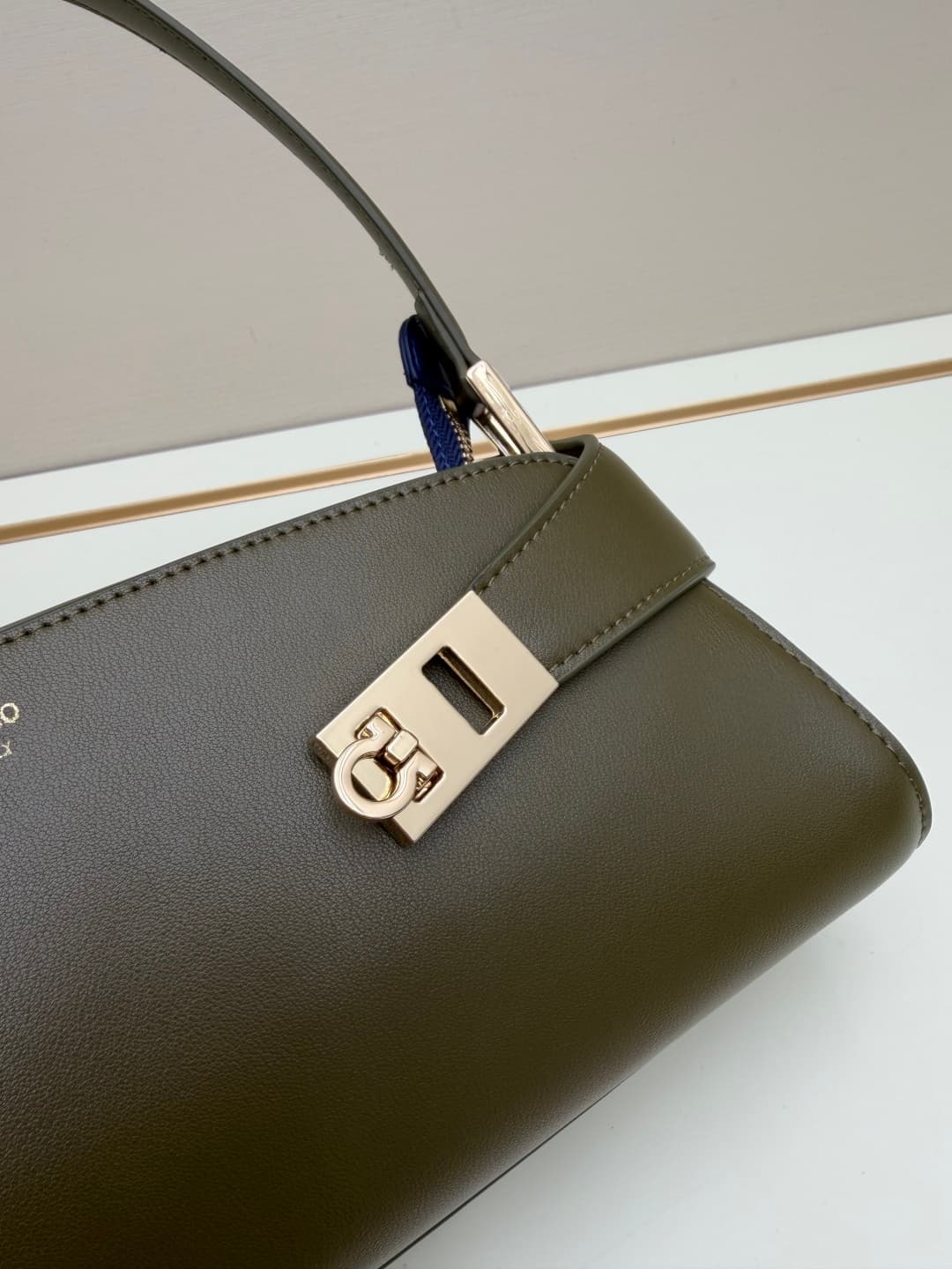 C36165 New Ferragamo model | 26SS – New horizontal-style Hug shoulder bag | An elegant item that carries grace on the shoulders 👜 — image 6