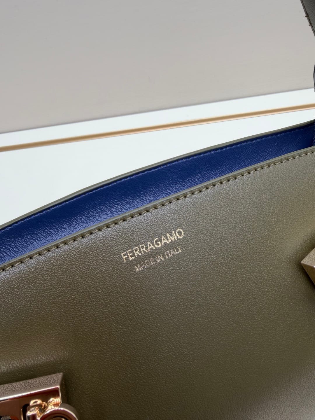 C36165 New Ferragamo model | 26SS – New horizontal-style Hug shoulder bag | An elegant item that carries grace on the shoulders 👜 — image 4