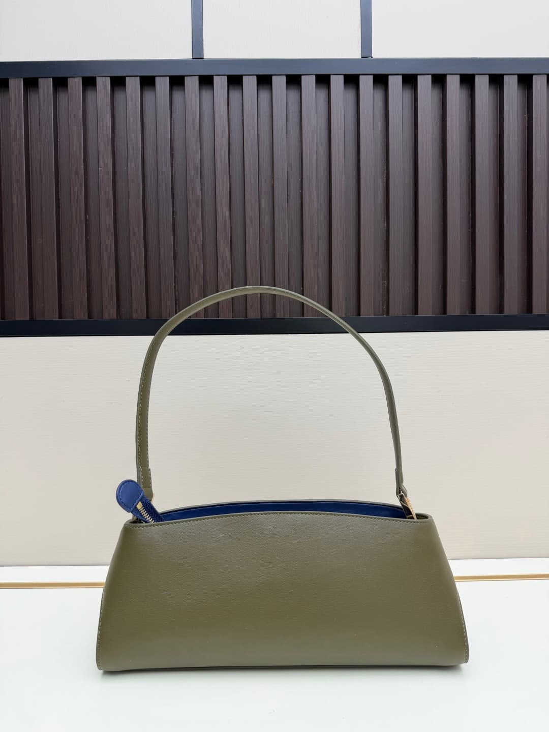 C36165 New Ferragamo model | 26SS – New horizontal-style Hug shoulder bag | An elegant item that carries grace on the shoulders 👜 — image 3