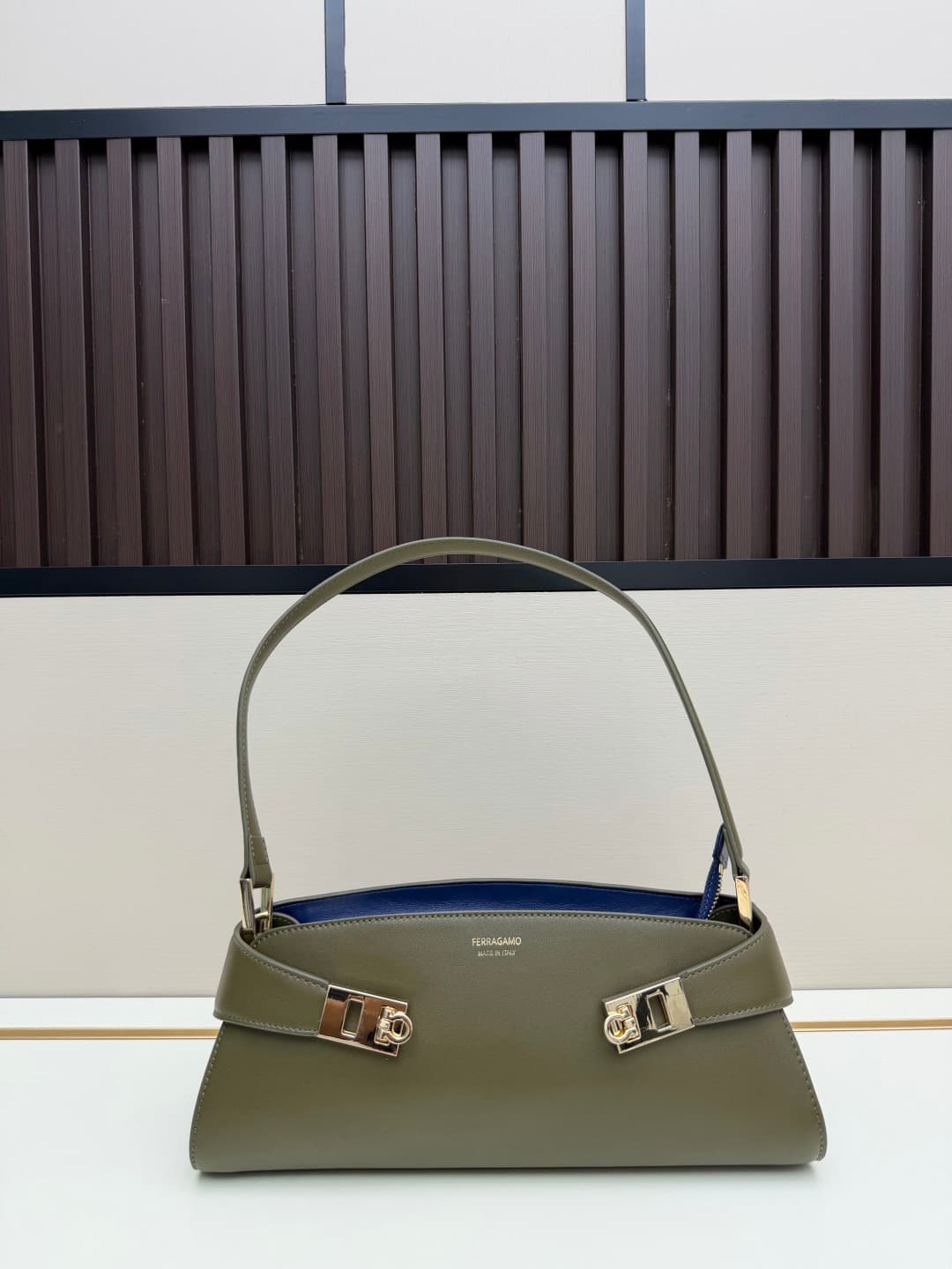 C36165 New Ferragamo model | 26SS – New horizontal-style Hug shoulder bag | An elegant item that carries grace on the shoulders 👜