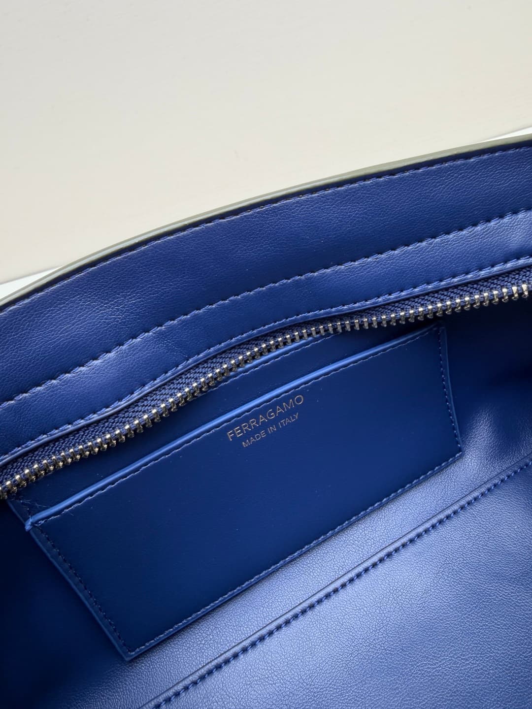 C36165 New Ferragamo model | 26SS – New horizontal-style Hug shoulder bag | An elegant item that carries grace on the shoulders 👜 — image 8