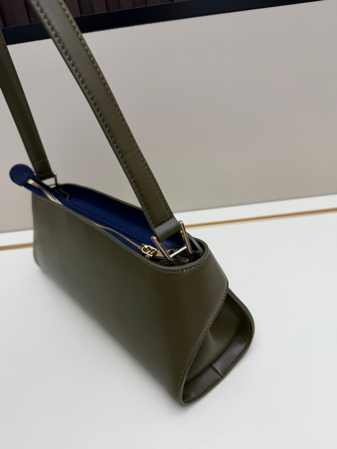 C36165 New Ferragamo model | 26SS – New horizontal-style Hug shoulder bag | An elegant item that carries grace on the shoulders 👜 — image 2