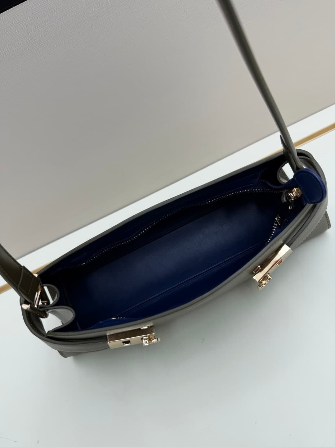C36165 New Ferragamo model | 26SS – New horizontal-style Hug shoulder bag | An elegant item that carries grace on the shoulders 👜 — image 7