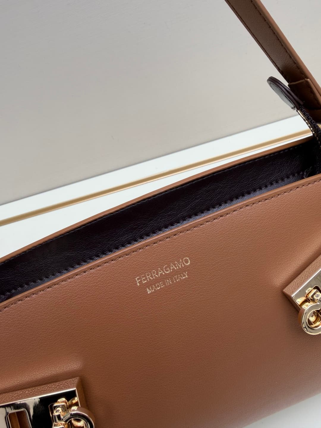 C36164 New Ferragamo model | 26SS – New horizontal-style Hug shoulder bag | An elegant item that carries elegance on the shoulders 👜 — image 4