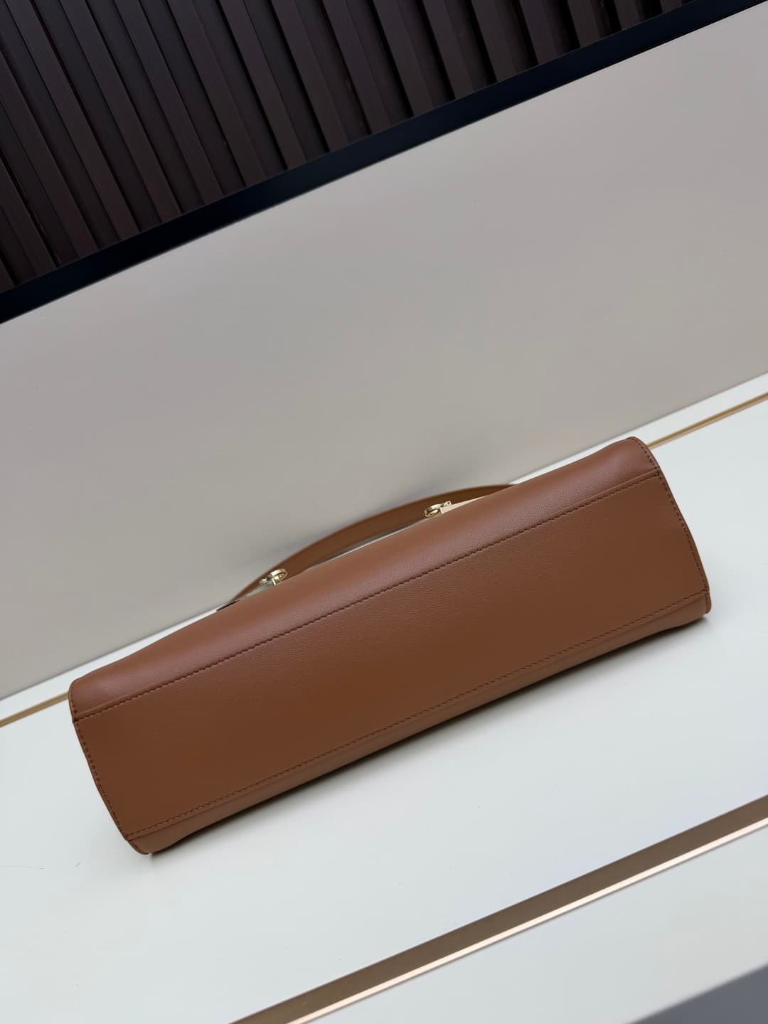 C36164 New Ferragamo model | 26SS – New horizontal-style Hug shoulder bag | An elegant item that carries elegance on the shoulders 👜 — image 5