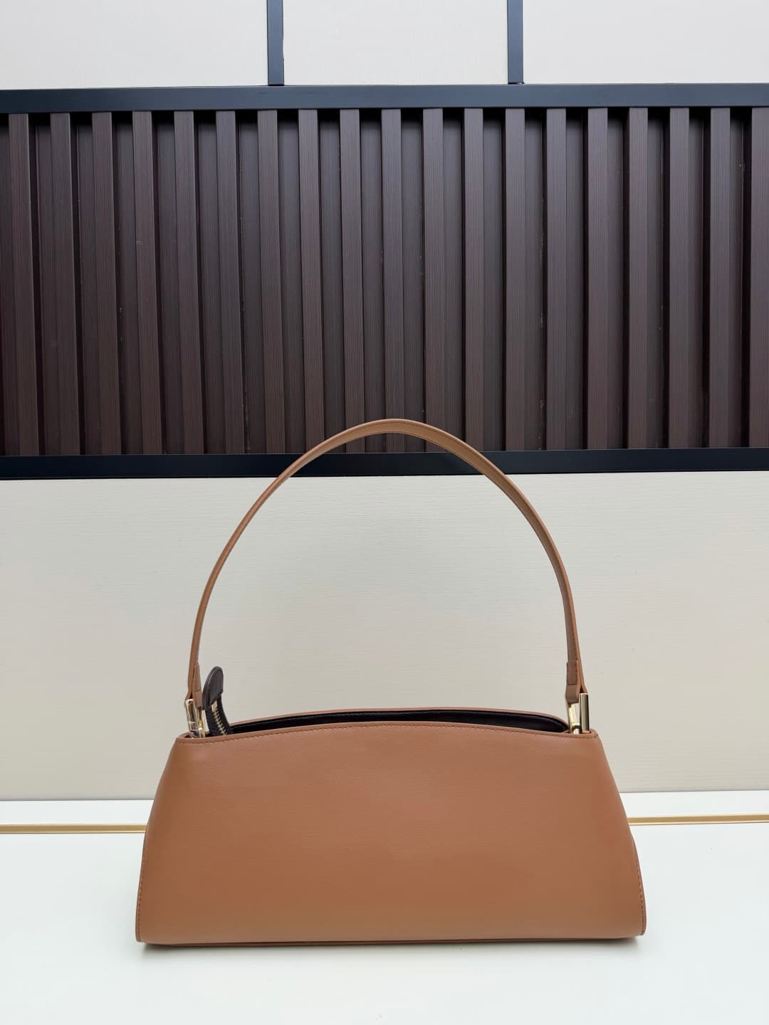 C36164 New Ferragamo model | 26SS – New horizontal-style Hug shoulder bag | An elegant item that carries elegance on the shoulders 👜 — image 3