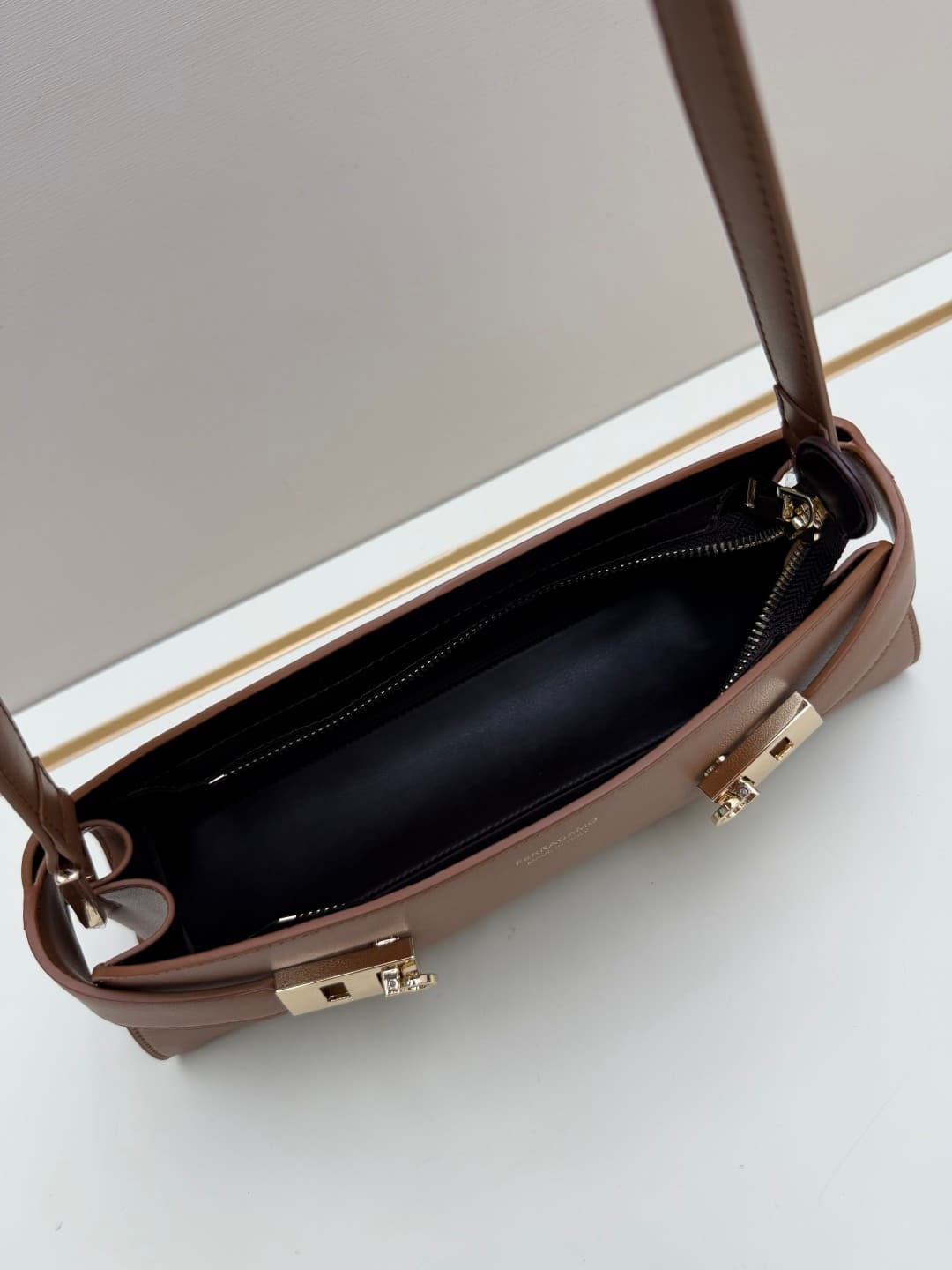 C36164 New Ferragamo model | 26SS – New horizontal-style Hug shoulder bag | An elegant item that carries elegance on the shoulders 👜 — image 7