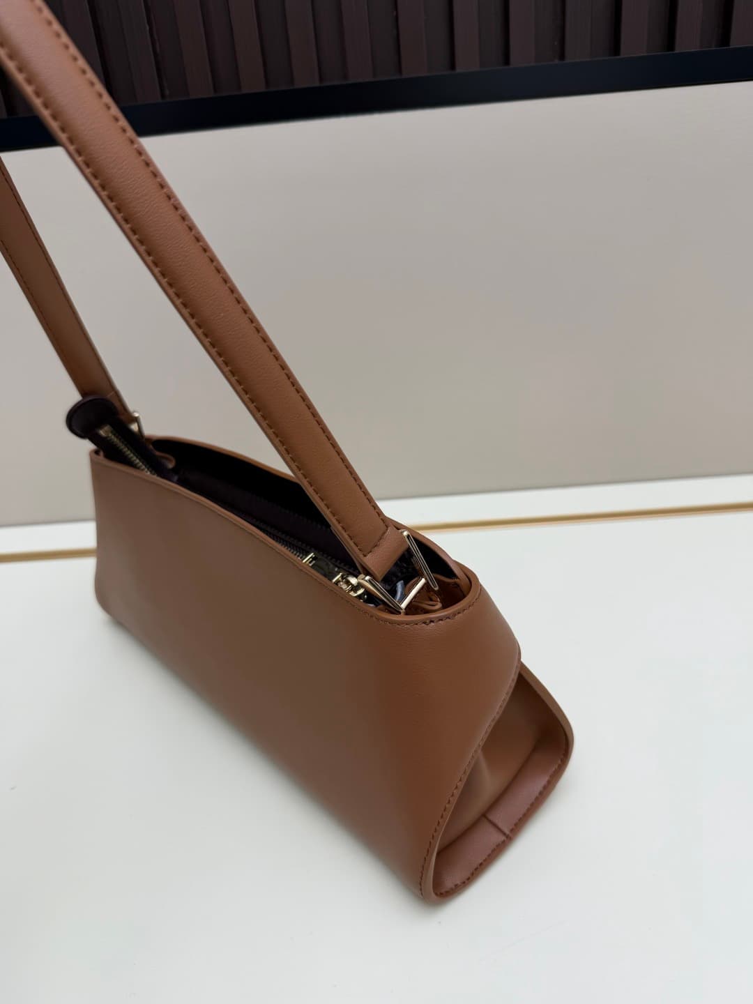 C36164 New Ferragamo model | 26SS – New horizontal-style Hug shoulder bag | An elegant item that carries elegance on the shoulders 👜 — image 2