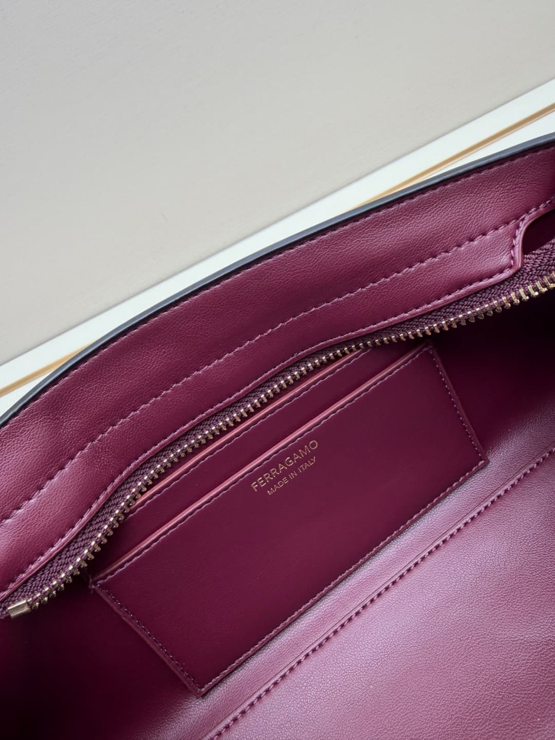 C36163 New Ferragamo model | 26SS – New horizontal Hug shoulder bag | An elegant accessory that carries elegance on the shoulders 👜 — image 8