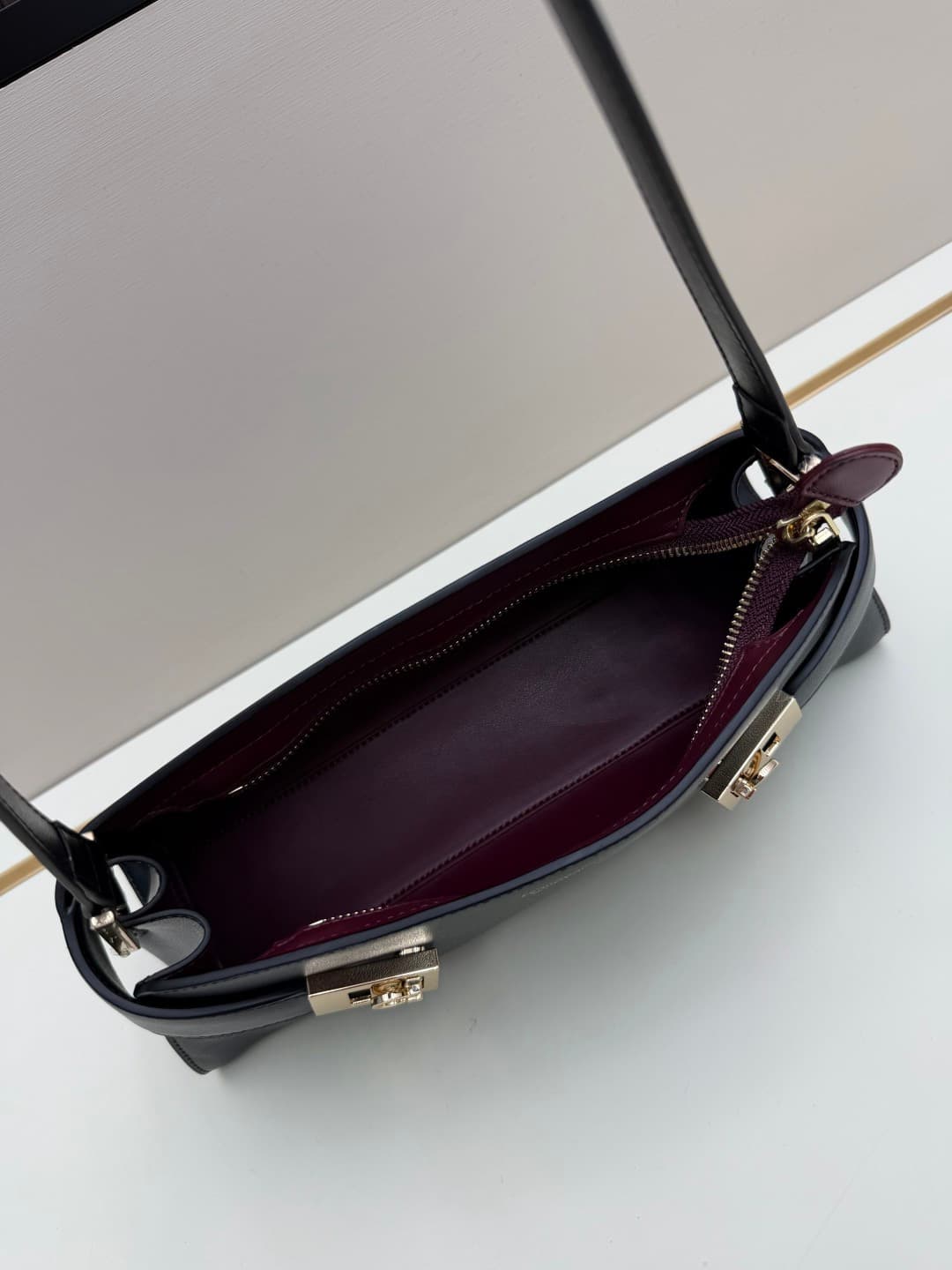 C36163 New Ferragamo model | 26SS – New horizontal Hug shoulder bag | An elegant accessory that carries elegance on the shoulders 👜 — image 7