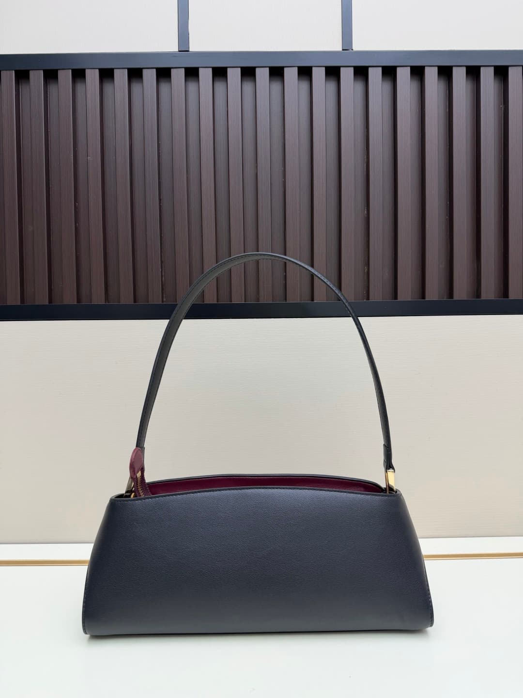 C36163 New Ferragamo model | 26SS – New horizontal Hug shoulder bag | An elegant accessory that carries elegance on the shoulders 👜 — image 3