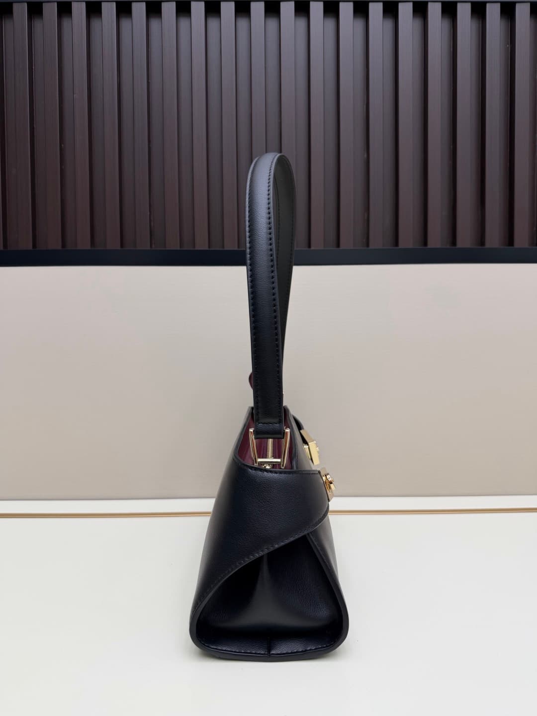 C36163 New Ferragamo model | 26SS – New horizontal Hug shoulder bag | An elegant accessory that carries elegance on the shoulders 👜 — image 2