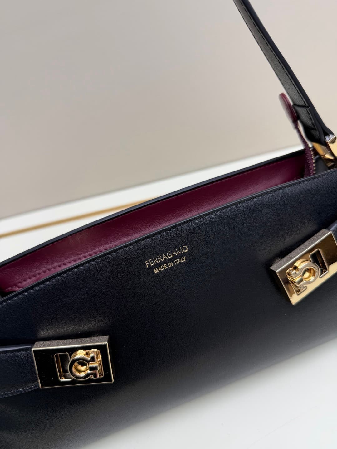 C36163 New Ferragamo model | 26SS – New horizontal Hug shoulder bag | An elegant accessory that carries elegance on the shoulders 👜 — image 4