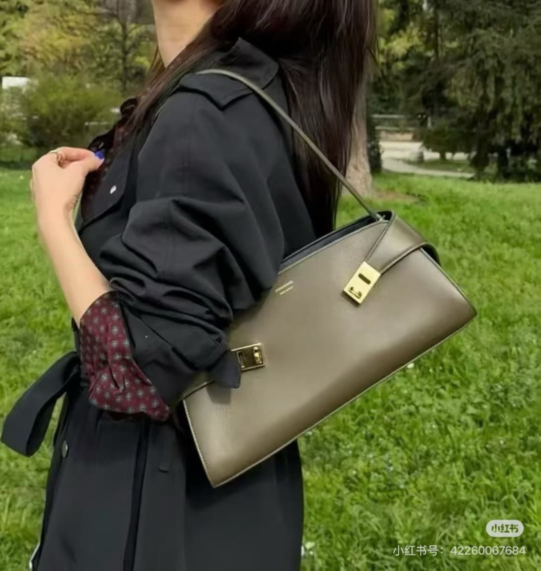 C36161 New Ferragamo model | 26SS – New horizontal-style Hug shoulder bag | An elegant accessory that carries grace on the shoulders 👜 — image 2