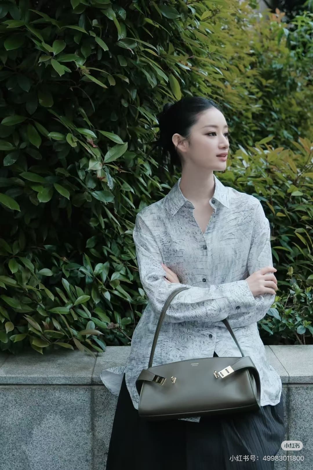 C36161 New Ferragamo model | 26SS – New horizontal-style Hug shoulder bag | An elegant accessory that carries grace on the shoulders 👜 — image 3