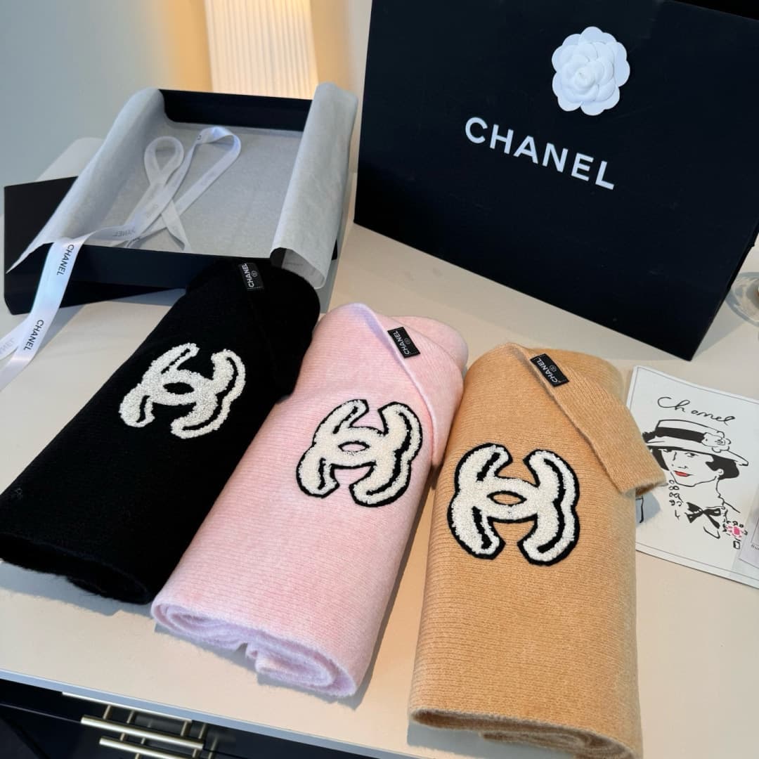 C30651 👑👑Chanel25 – New knitted scarves and cashmere knits for autumn/spring❗️ Absolutely stunning! A top-quality product for special occasions‼️ These new models are made from imported pure cashmere yarn. They’re extremely beautiful; they really suit any — image 2