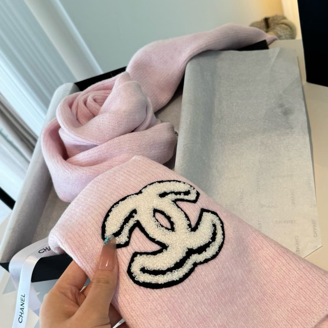 C30650 👑👑Chanel25 – New autumn/winter knitted scarves made of cashmere. It’s absolutely beautiful! [流泪] A top-quality product for special occasions. The new models are available; they’re made from imported pure cashmere yarn. They look stunning, and they  — image 7