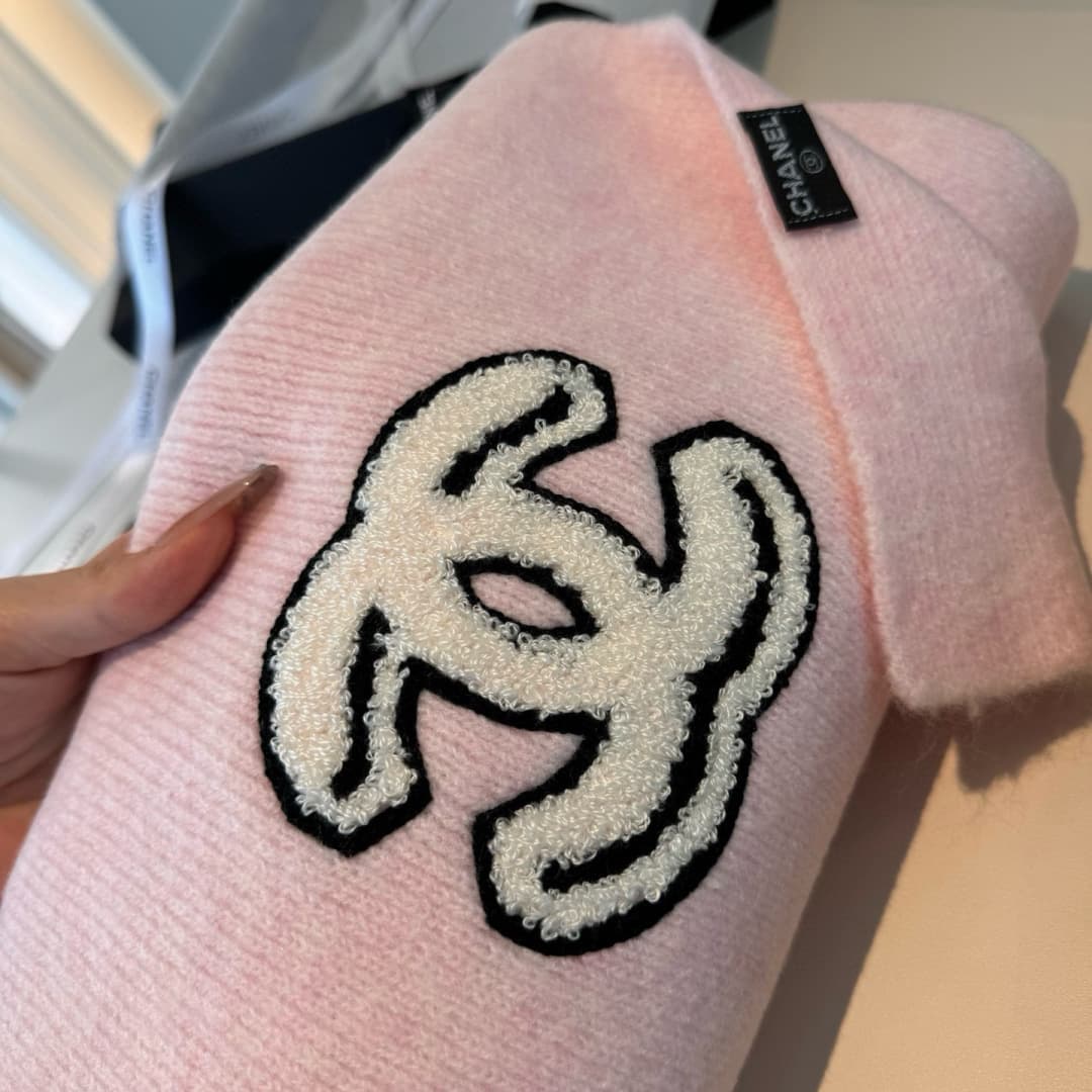 C30650 👑👑Chanel25 – New autumn/winter knitted scarves made of cashmere. It’s absolutely beautiful! [流泪] A top-quality product for special occasions. The new models are available; they’re made from imported pure cashmere yarn. They look stunning, and they  — image 4