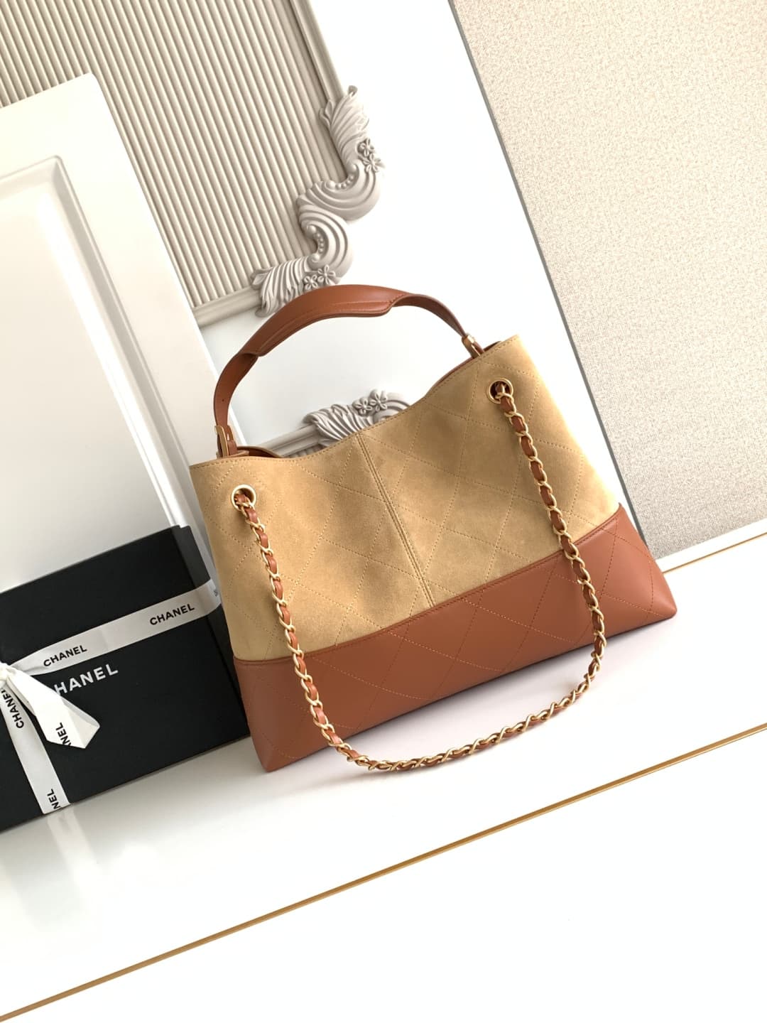C710 🇨🇳🇮🇹🇫🇷AS5634 Chanel Classic multi-color tote bag. The mix of suede and leather creates a unique texture, with gold-chain details that add elegance. The diamond pattern embodies French sophistication, and the double “C” logo is an eternal symbol of st — image 3