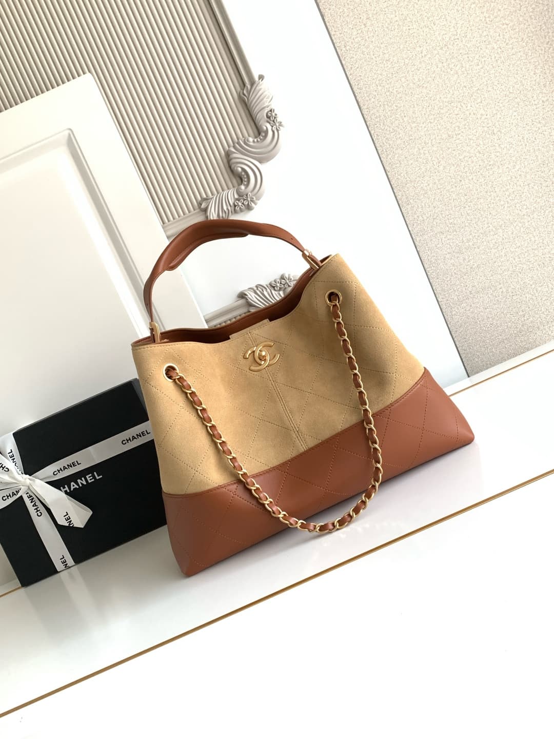 C710 🇨🇳🇮🇹🇫🇷AS5634 Chanel Classic multi-color tote bag. The mix of suede and leather creates a unique texture, with gold-chain details that add elegance. The diamond pattern embodies French sophistication, and the double “C” logo is an eternal symbol of st — image 2
