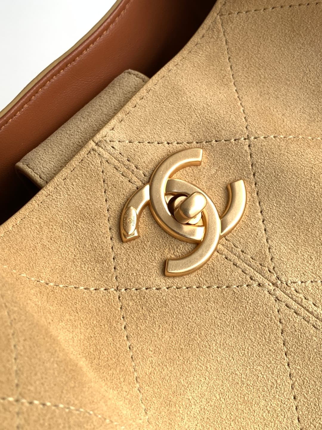 C710 🇨🇳🇮🇹🇫🇷AS5634 Chanel Classic multi-color tote bag. The mix of suede and leather creates a unique texture, with gold-chain details that add elegance. The diamond pattern embodies French sophistication, and the double “C” logo is an eternal symbol of st — image 5