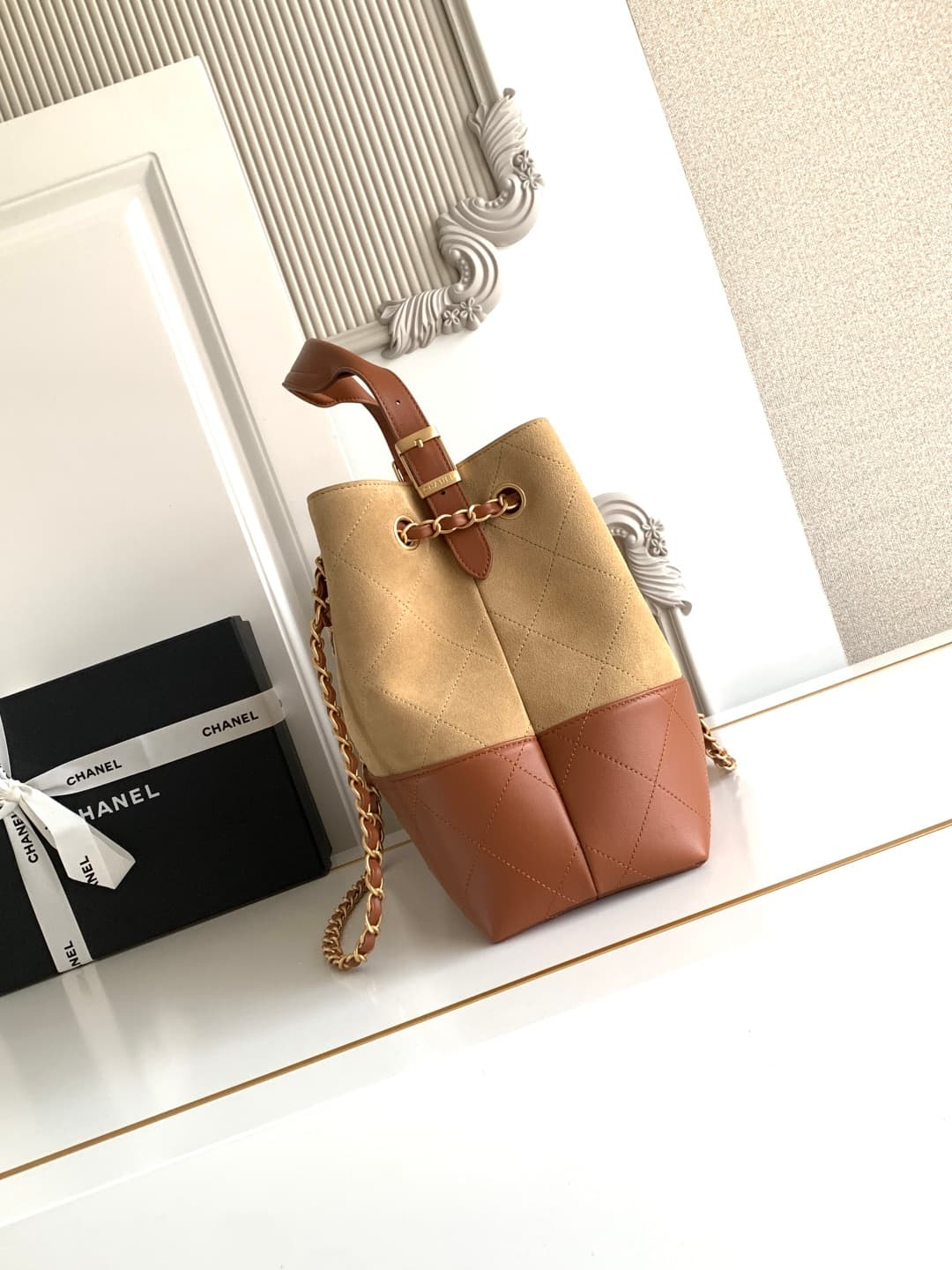 C710 🇨🇳🇮🇹🇫🇷AS5634 Chanel Classic multi-color tote bag. The mix of suede and leather creates a unique texture, with gold-chain details that add elegance. The diamond pattern embodies French sophistication, and the double “C” logo is an eternal symbol of st — image 4
