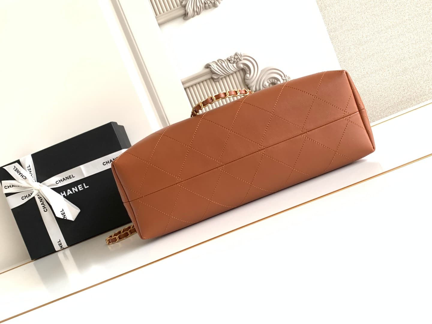 C710 🇨🇳🇮🇹🇫🇷AS5634 Chanel Classic multi-color tote bag. The mix of suede and leather creates a unique texture, with gold-chain details that add elegance. The diamond pattern embodies French sophistication, and the double “C” logo is an eternal symbol of st — image 7