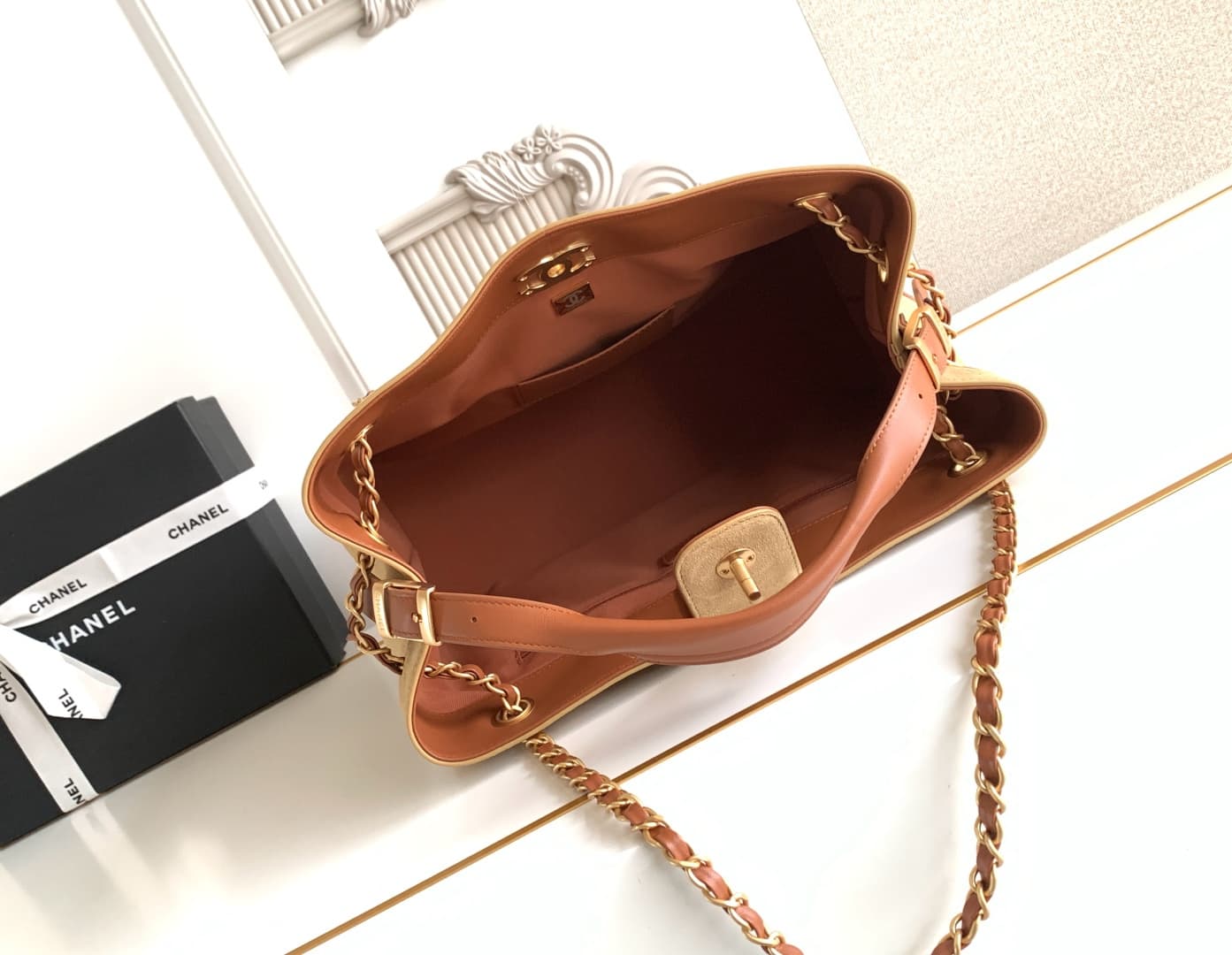 C710 🇨🇳🇮🇹🇫🇷AS5634 Chanel Classic multi-color tote bag. The mix of suede and leather creates a unique texture, with gold-chain details that add elegance. The diamond pattern embodies French sophistication, and the double “C” logo is an eternal symbol of st — image 8