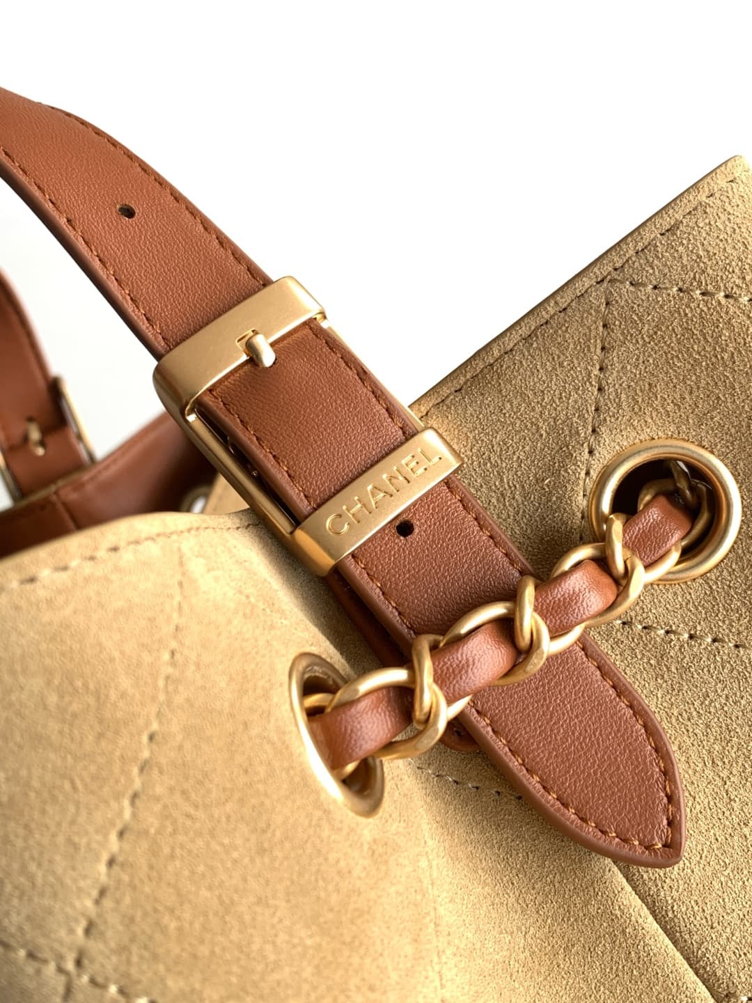C710 🇨🇳🇮🇹🇫🇷AS5634 Chanel Classic multi-color tote bag. The mix of suede and leather creates a unique texture, with gold-chain details that add elegance. The diamond pattern embodies French sophistication, and the double “C” logo is an eternal symbol of st — image 6