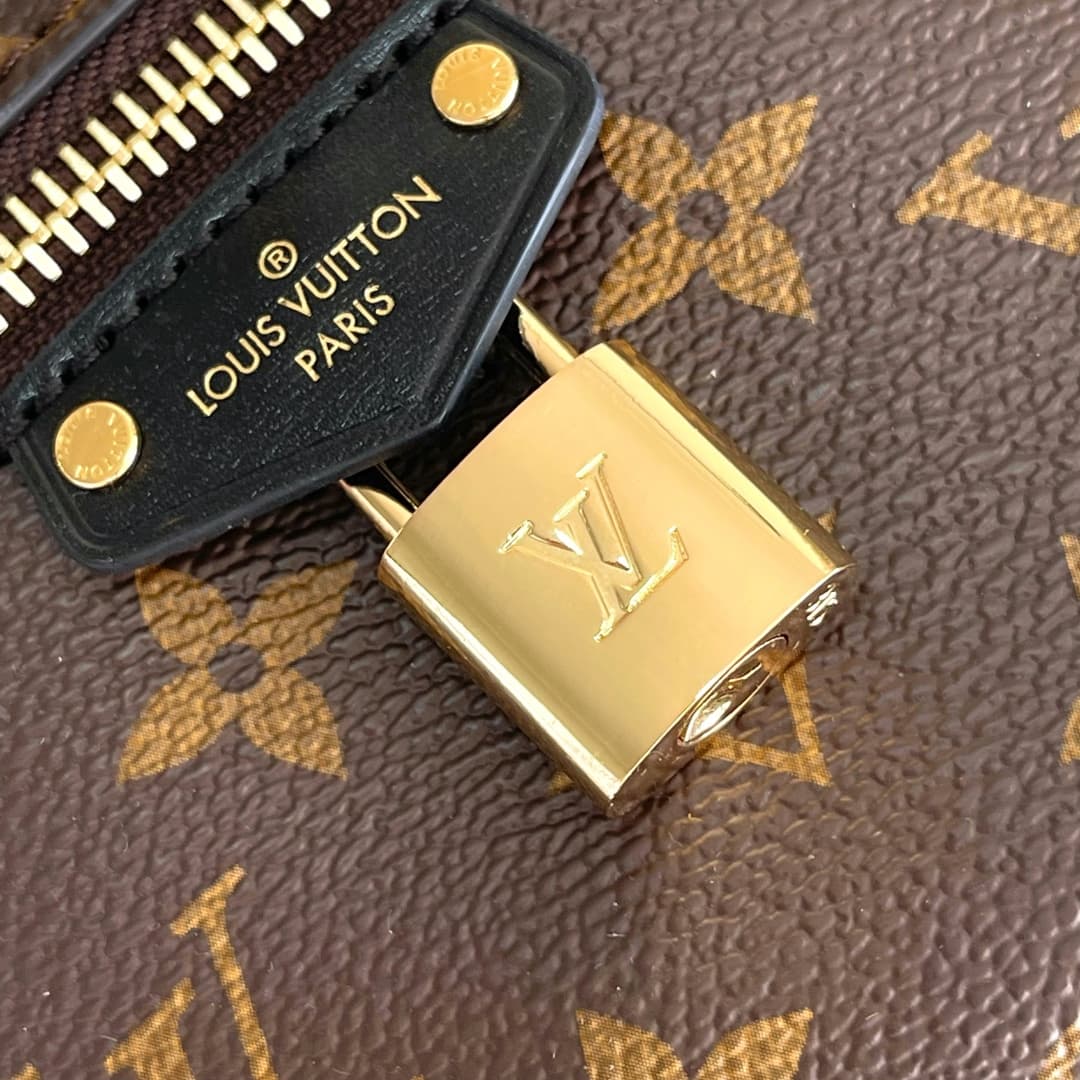 C5255 【Steel Clasp】【163C01 Chip Version】 Internal price P. Model number: M47125 Steel clasp; enhanced version of the original design💪【Exclusive real-life background image】 The handbag draws inspiration from the classic makeup case, while the Monogram canv — image 7