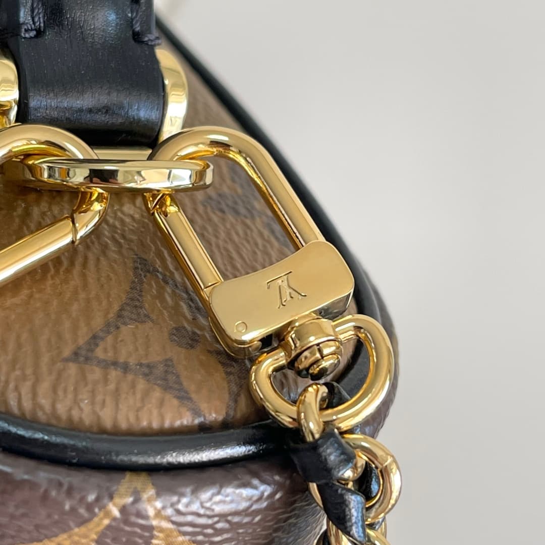 C5255 【Steel Clasp】【163C01 Chip Version】 Internal price P. Model number: M47125 Steel clasp; enhanced version of the original design💪【Exclusive real-life background image】 The handbag draws inspiration from the classic makeup case, while the Monogram canv — image 2