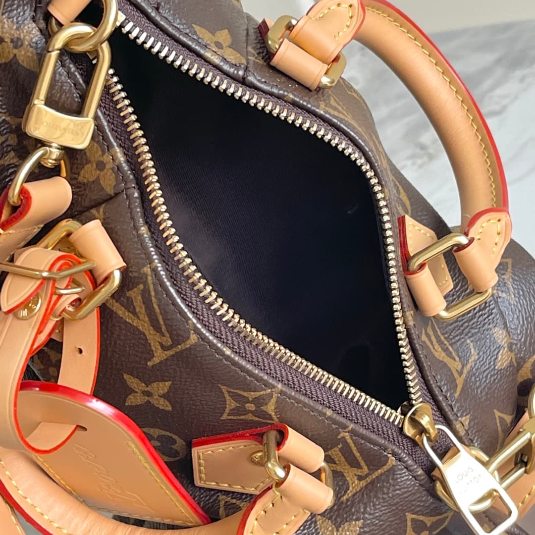 C5254 [163C01 Chip Version] Internal price P. Model number: M12617. Enhanced version of the original model💪【Exclusive real-life background image】 The Pooch Bag handbag features a refined design that incorporates classic Louis Vuitton elements. The Monogra — image 8