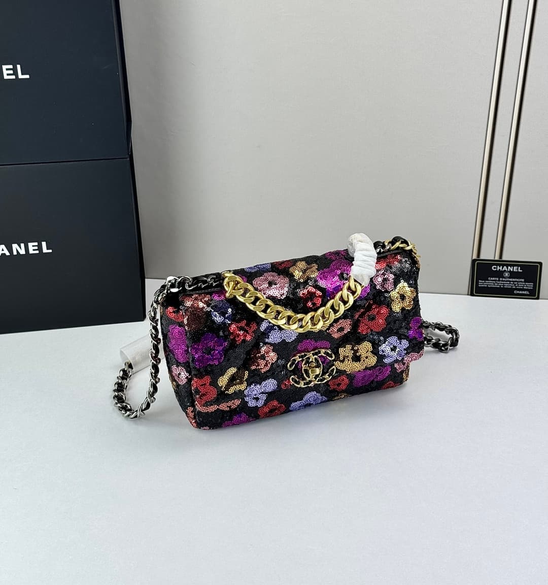 C795 🌸 Chanel 19 bag’s classic sequin-lined clasp design — image 3