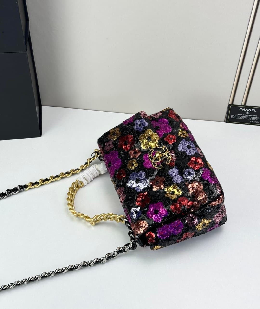 C795 🌸 Chanel 19 bag’s classic sequin-lined clasp design — image 8