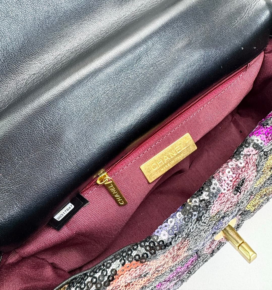 C795 🌸 Chanel 19 bag’s classic sequin-lined clasp design — image 5