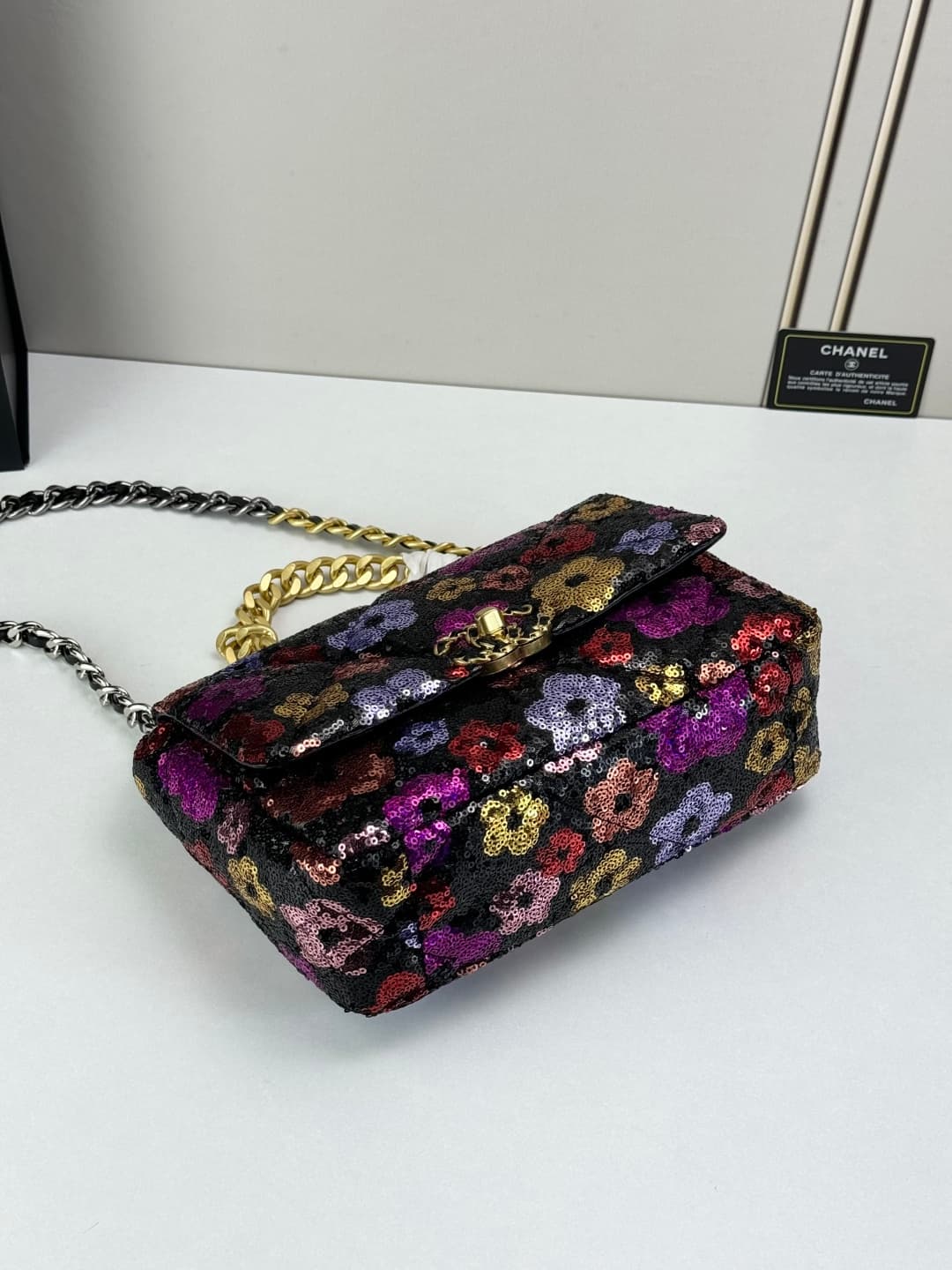 C795 🌸 Chanel 19 bag’s classic sequin-lined clasp design — image 7