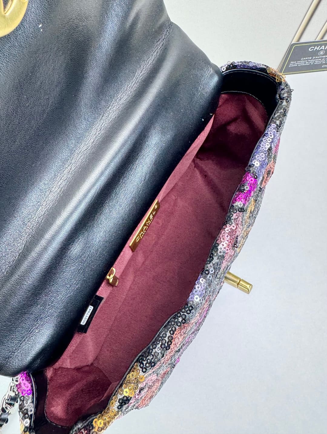 C795 🌸 Chanel 19 bag’s classic sequin-lined clasp design — image 6