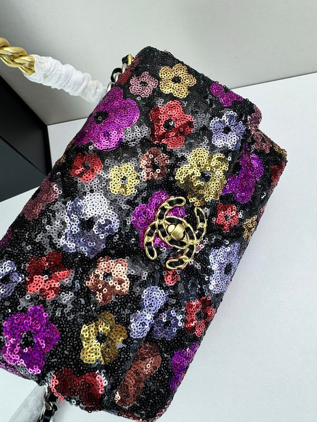 C795 🌸 Chanel 19 bag’s classic sequin-lined clasp design — image 4