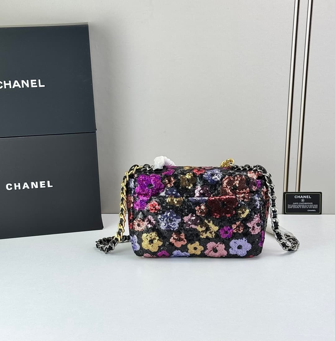 C795 🌸 Chanel 19 bag’s classic sequin-lined clasp design — image 2