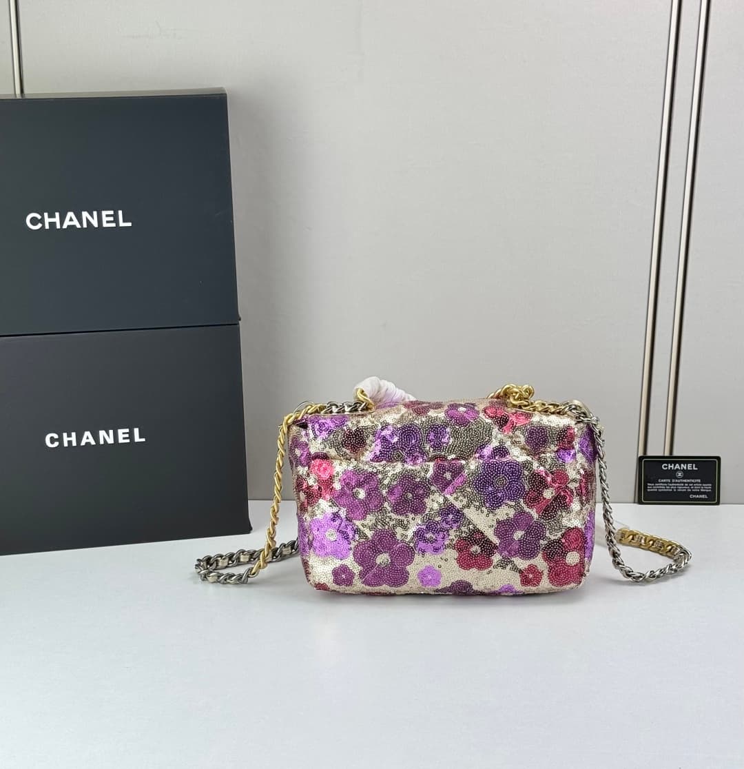 C794 🌸 Chanel 19 bag’s classic sequin-lined closure design — image 2