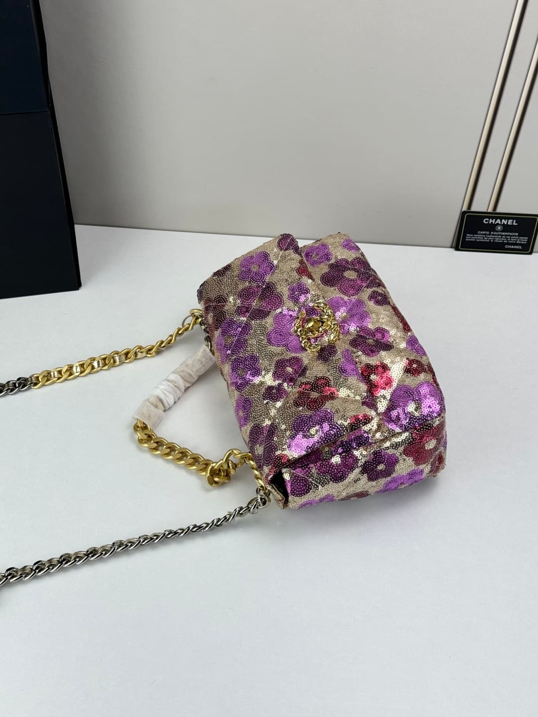 C794 🌸 Chanel 19 bag’s classic sequin-lined closure design — image 8