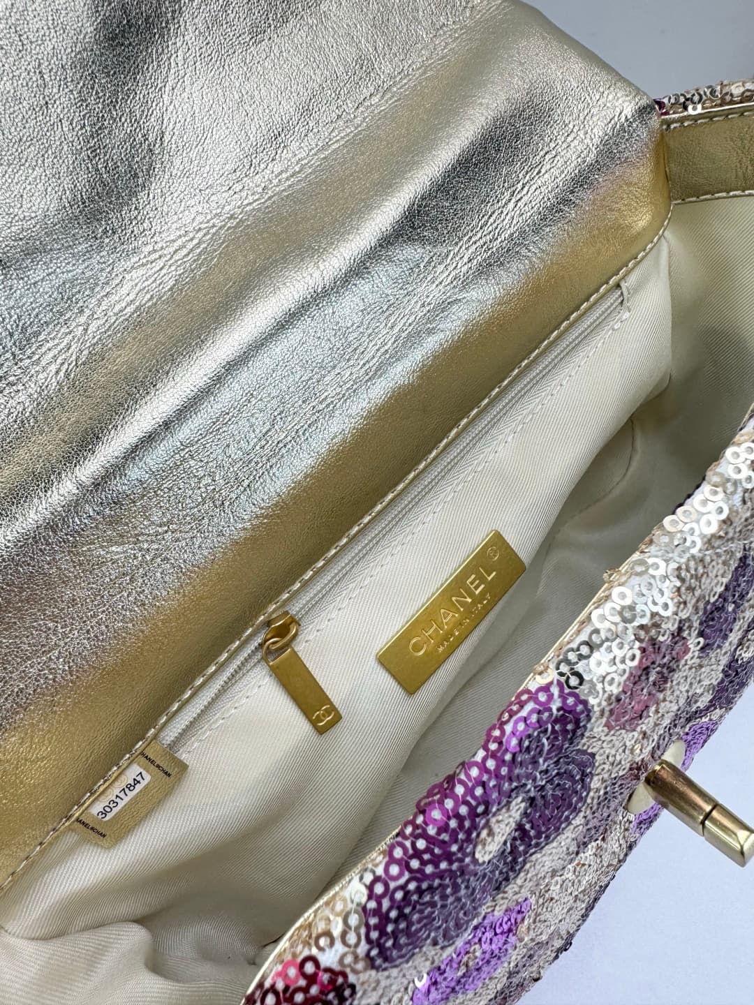 C794 🌸 Chanel 19 bag’s classic sequin-lined closure design — image 5