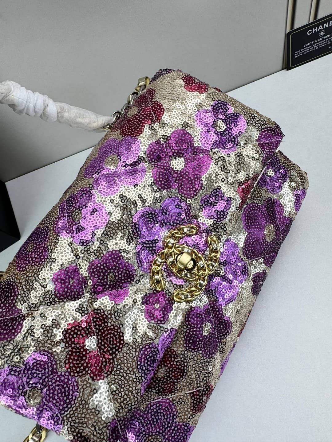 C794 🌸 Chanel 19 bag’s classic sequin-lined closure design — image 4